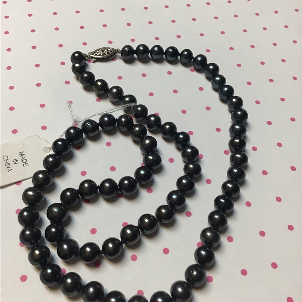 Simulated pearl necklace with silver locking clasp in excellent shape